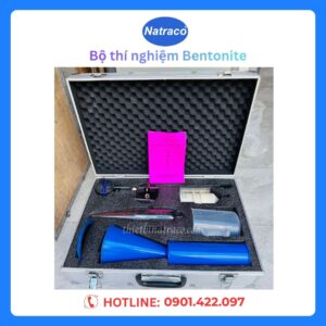 Bộ thí nghiệm Bentonite dùng để kiểm tra các chỉ tiêu kỹ thuật của dung dịch bentonite trong thi công cọc khoan nhồi, gồm đo tỷ trọng, độ nhớt, hàm lượng cát và các thông số cần thiết theo tiêu chuẩn xây dựng.